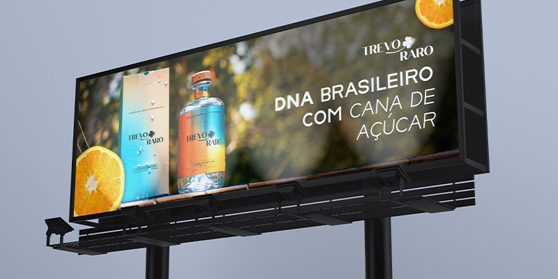 Outdoor da bebida Trevo Raro com o slogan DNA brasileiro com cana de açúcar